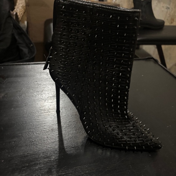 Steve Madden - Picture 3 of 5